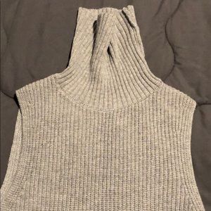 Uniqlo Chunky Sleeveless Turtleneck Sweater Top